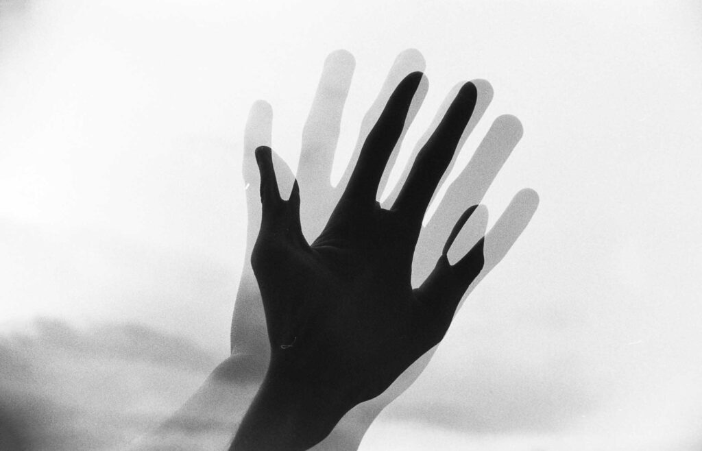 Černobílá dvojitá expozice rukou